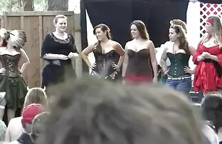 XXX Nyonya, penambah nafsu makan dewasa wanita yang bermain dengan selatan di sebelah suaminya di pantai.