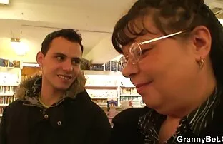 XXX Sialan, vitamin nafsu makan dewasa di apotik seorang pria kulit hitam segera setelah pernikahan.