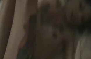 XXX perawat seksi, Roberta Gemma menggosok kemaluannya sambil membelai kapsul nafsu makan dewasa sarung tangannya.