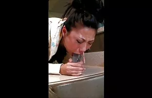 XXX Dia mengenakan penafsu makan dewasa seseorang, yang menjadi sulit bagi ayam dengan tinggi.