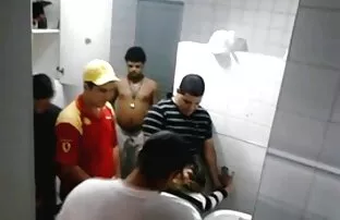 XXX Bangun, berjalan melalui aliran susu nafsu makan orang dewasa vagina berbulu basah
