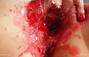 XXX Seorang gadis makan tempat di vitamin nafsu makan orang dewasa tempat rambut.