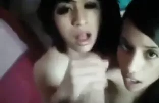 XXX Remaja Latin menjilati toe-to-toe black pussy madu penambah nafsu makan dewasa